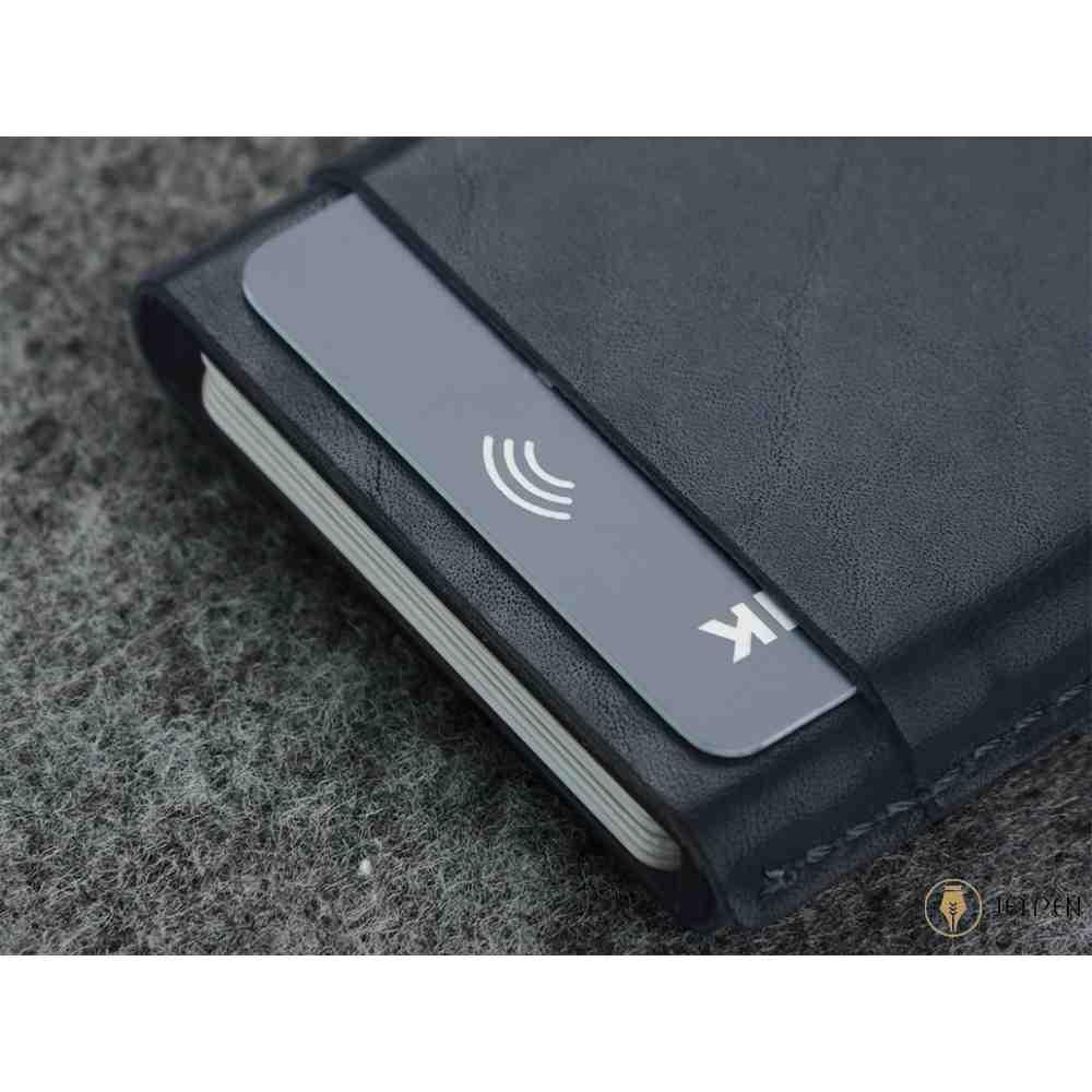 نمای نزدیک جاکارتی پولاریس مدل GOBI wallet رنگ سرمه‌ای چرم نومد