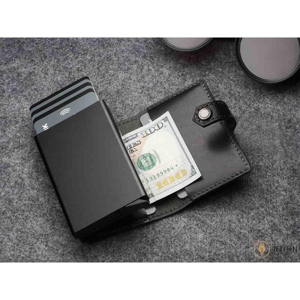 قرارگیری کارت ها جاکارتی پولاریس مدل HIKER wallet رنگ مشکی چرم نومد