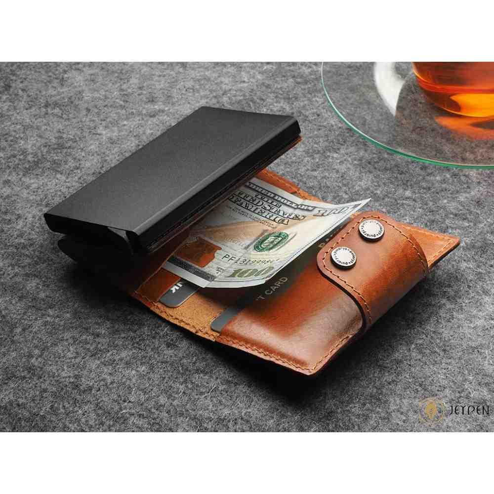قرارگیری اسکناس جاکارتی پولاریس مدل DOPPIO wallet رنگ شتری چرم نومد